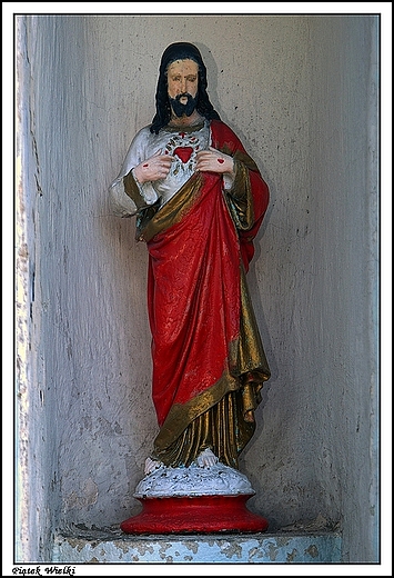 Pitek Wielki - wiekowa ju figura Chrystusa stojca tu przed kocioem