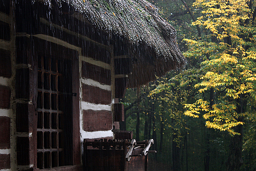 Skansen w Sanoku. Jesienna ulewa