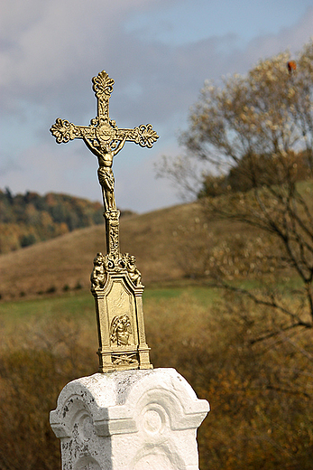 Przydrożny krzyż w drodze do Michniowca