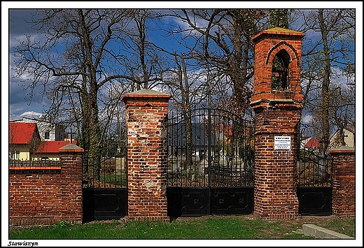 Stawiszyn - popadajcy w ruin cmentarz ewangelicki, fragment ogrodzenia