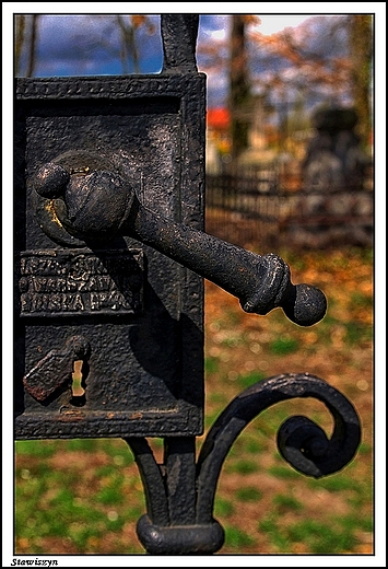 Stawiszyn - popadajcy w ruin cmentarz ewangelicki, fragment bramy