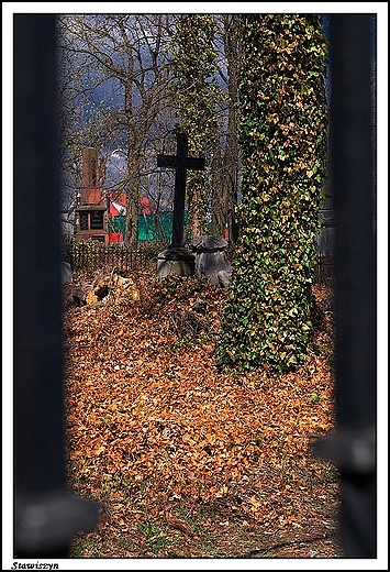 Stawiszyn - popadajcy w ruin cmentarz ewangelicki, widok przez bram