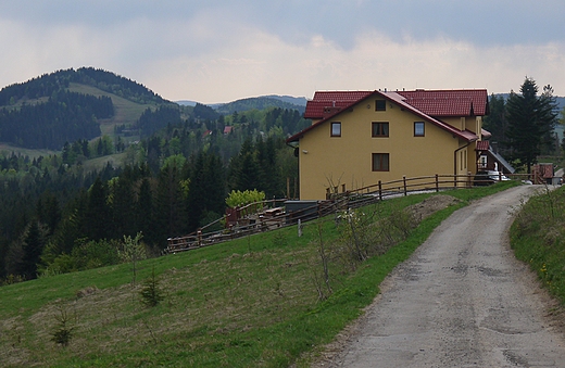 Zwardo.Fragment zabudowy osiedla pod szczytem Rachowca.