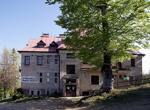 Zwardo. Budynek dawnego schroniska PTTK Dworzec Beskidzki-aktualnie popadajcy w ruin.