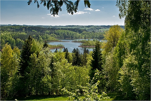 Jezioro Jaczno - widok ze skarpy nad jeziorem.