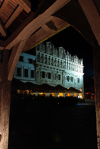 Przepiknie owietlone kamienice Przybyw. Kazimierz Dolny