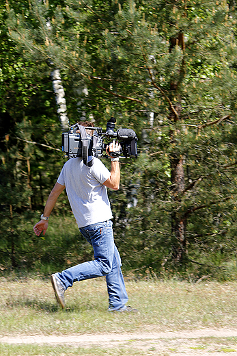 Trudna praca reportera podczas widowiska w skansenie