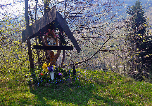 Beskid ywiecki. W drodze na Wielk Racz. Kapliczka.