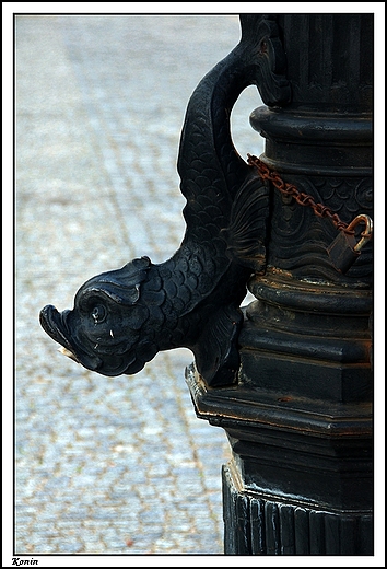 Konin - rynek _ fragment starej pompy