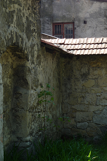 Klasztor Reformatw w Piczowie - mury klasztorne