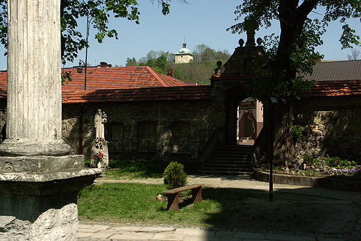 Klasztor Reformatów w Pińczowie - dziedziniec kościoła