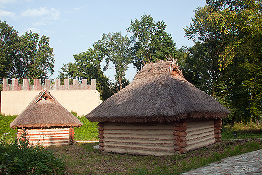 skansen archeologiczny Karpacka Troja - chaty wczesnoredniowieczne