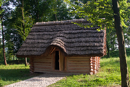 rekonstrukcja chaty wczesnoredniowiecznej z X w n.e.