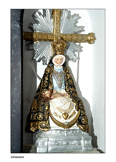 Limanowa - Bazylika Matki Boskiej Bolesnej: kolekcja figur Matki Boskiej z sanktuariw Maryjnych z caego wiata