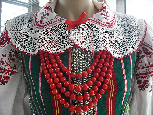 Karolin. Fragment kostiumu zespołu MAZOWSZE eksponowanego w holu Matecznika-Mazowsze.