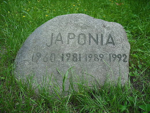 Karolin. Kamienie z nazwami pa�stw, w kt�rych wyst�powa� zesp� MAZOWSZE na skwerze przed pa�acem.