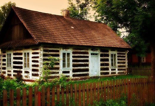 Roztocze, drewniany dom tradycyjnie pomalowany