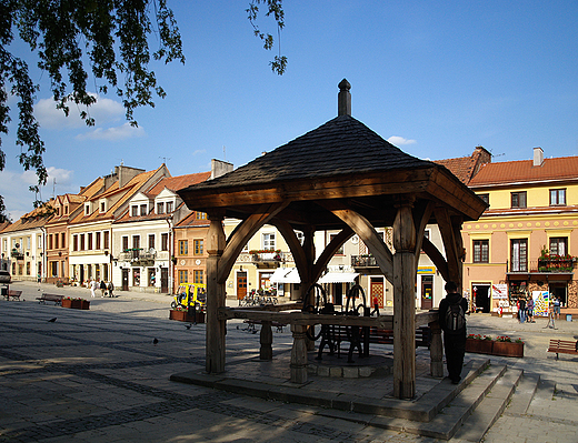 Sandomierz. zabytkowa studnia na rynku.