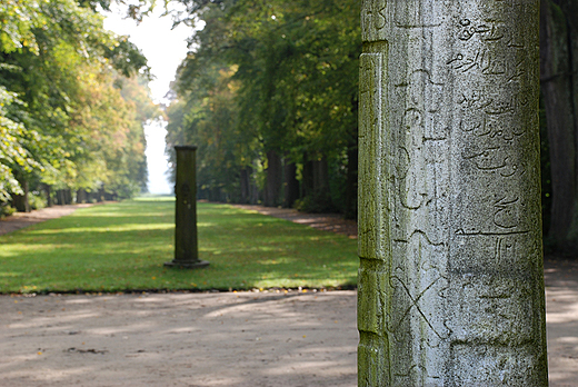 Park w Nieborowie - prehistoryczna kamienna kolumna