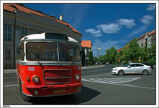 Kalisz - zabytkowy autobus wycieczkowy SAN H100B stojcy na przystanku przy teatrze