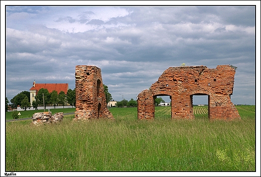 Radlin - ruiny paacu Opaliskich _ w odlegym planie koci w. Walentego