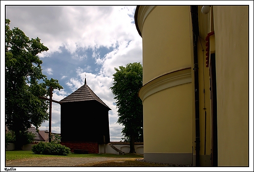 Radlin - wczesnobarokowy koci w. Walentego oraz drewniana dzwonnica o konstrukcji supowej, pokryta gontem
