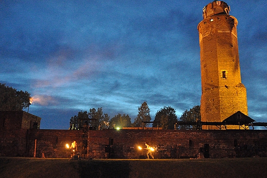 Brodnica. Pokaz grupy cyrkowej na zamku w Brodnicy. Noc witojaska.