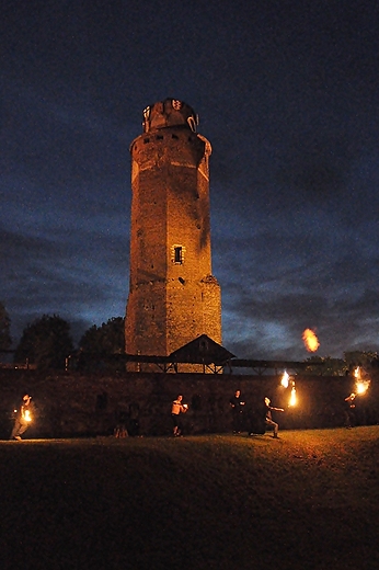 Brodnica. Pokaz grupy cyrkowej na zamku w Brodnicy. Noc witojaska.