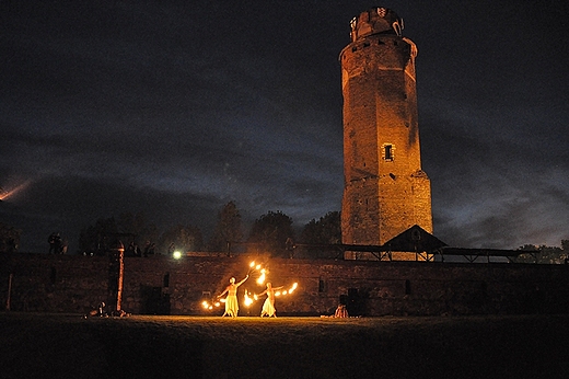 Brodnica. Pokaz grupy cyrkowej na zamku w Brodnicy. Noc witojaska.