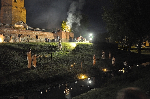 Brodnica. Noc witojaska - puszczanie wiankw.