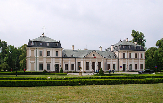 Paac w Sieniawie - zbudowany przez hetmana wielkiego koronnego Adama Mikoaja Sieniawskiego na pocztku XVIII w.