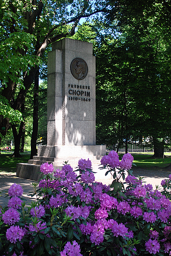 Gliwice. Pomnik Chopina w parku.