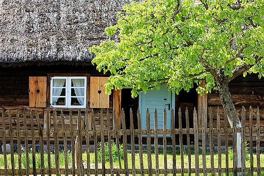 Wdzydze Kiszewskie - drewniana chaupa ze skansenu