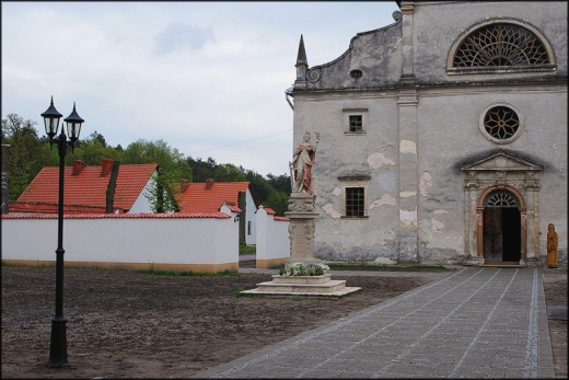 Pustelni Zotego Lasu - dziedziniec