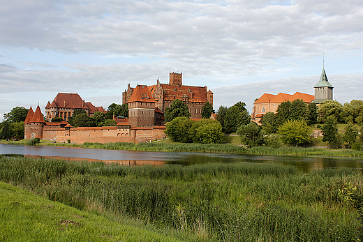 Malbork - widok na zamek i koci w. Jana znad Nogatu