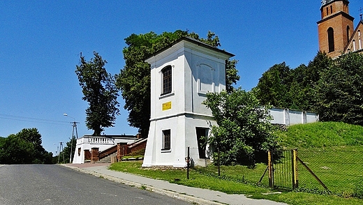 Zabytkowa dzwonnica przy kociele parafialnym-Trzeszczany