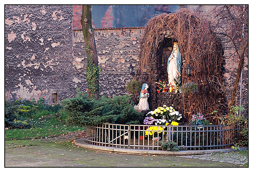 Pleszew - grota Matki Boskiej z Lourdes