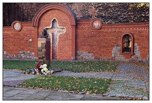 Pleszew - koci p.w. cicia w. Jana Chrzciciela - Mur Pamici z pomnikiem Jana Pawa II