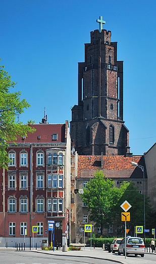 Gliwice. Widok z Placu Rzeniczego na wie kocioa Wszystkich wietych.