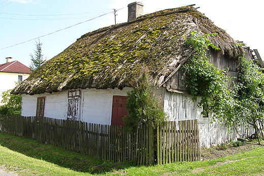 Drewniany dom kryty strzech we wsi Przerb.