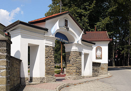 Makw Podhalaski. Sanktuarium Matki Boej Opiekunki i Krlowej Rodzin. Brama.