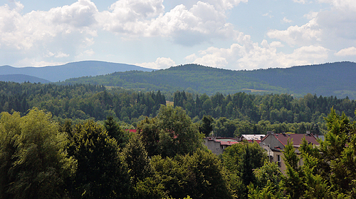 Makw Podhalaski. Panorama Beskidu Makowskiego widzianego ponad dachami miasteczka.