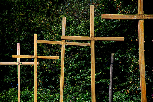 Święty Krzyż - przed bramą klasztoru