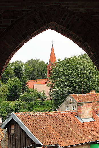 Widok przez bram murw obronnych