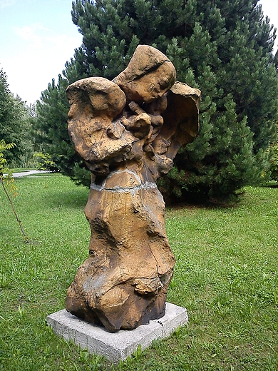 pomnik Matki z niemowlciem w parku w Kielcach