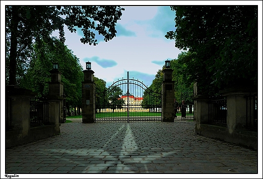 Rogalin - brama wjazdowa na gwny dziedziniec paacu Raczyskich