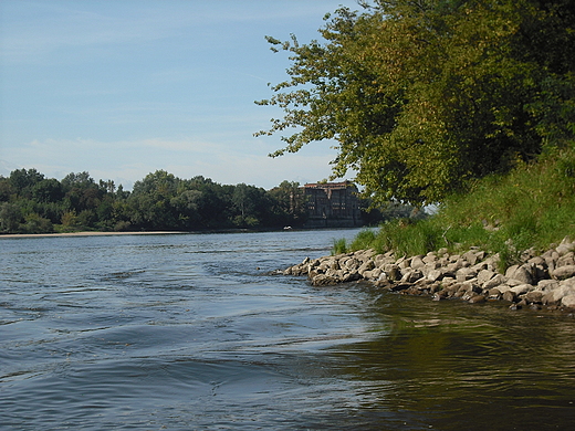 Modlin. Nad Narwi. W gbi ruiny spichlerza.