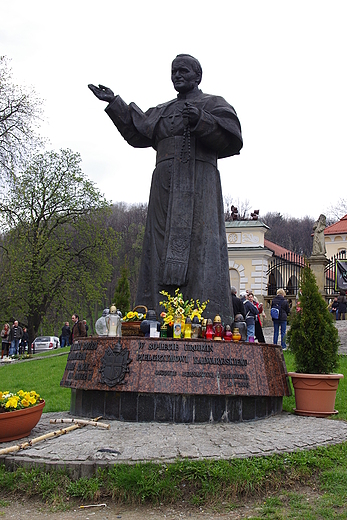 Klasztor Kalwaryjski-pomnik Jana Pawla II przed Bazylika