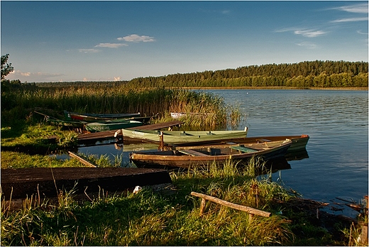 Suwalszczyzna.Jezioro Wigry - cumowisko odzi wdkarskich.