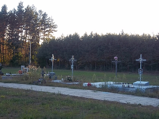 Groby ofiar pacyfikacji na cmentarzu w Pakowie